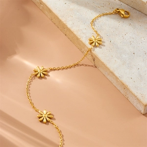 Elegante goldene Gänseblümchen-Halskette mit filigraner Kette im femininen Blumenstil