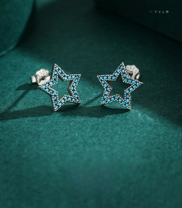 Vue macro de boucles d'oreilles étoiles en argent S925 avec pavé de turquoise