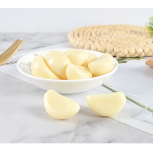 Realistische PVC knoflooktenen in een keramische kom voor keuken fotografie rekwisieten