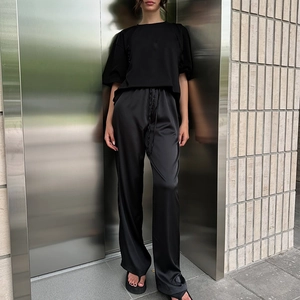 Damen Freizeit-Set in Schwarz mit Schlaghose mit hohem Bund und Kurzarm-Oberteil