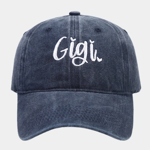 Dettaglio del ricamo bianco Gigi su un cappellino in cotone lavato di colore blu navy