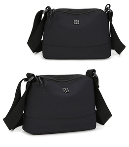 Détail du sac bandoulière en nylon noir avec logo trèfle argenté et poches zippées multiples