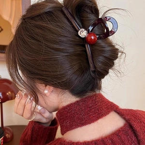 Grande pince à cheveux en acrylique marron avec perle rouge et strass sur cheveux