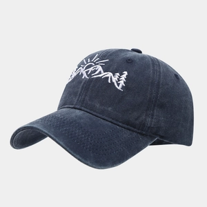 Dettaglio ricamo montagna su cappellino in cotone lavato blu navy con cuciture bianche