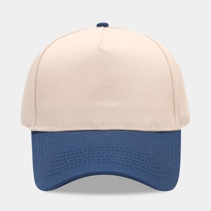 Détails des coutures et de la visière renforcée de cette casquette de baseball bicolore