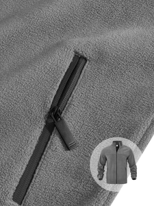 Détail de la veste en polaire grise avec poche latérale zippée et col montant classique