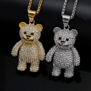 Bärchen-Anhänger mit Strasssteinen in Gold und Silber auf schwarzem Hintergrund