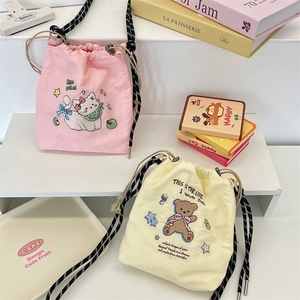 Detailansicht der rosa Katzen- und gelben Bären-Canvas-Beuteltaschen in einem Regaldisplay