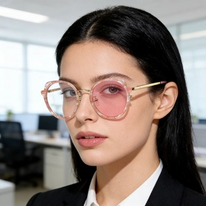 Détail de lunettes roses translucides avec branches dorées portées par un mannequin