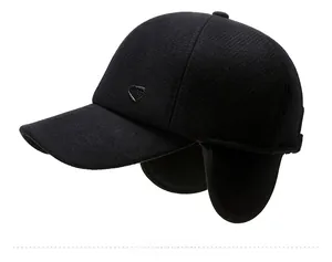 Detailansicht der schwarzen Winter-Basecap mit Ohrenklappen und silbernem Sport-Logo