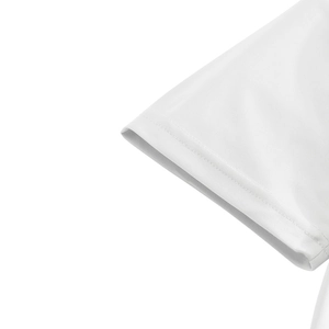 Primer plano del puño de polo blanco con tejido de malla transpirable y costuras finas