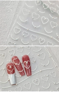 Autocollants 5D pour ongles avec cœurs en perles blanches et motifs de lignes ondulées