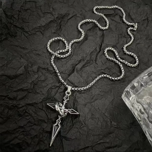 Collier pendentif croix argenté avec chaîne serpent sur fond noir, bijou avant-garde