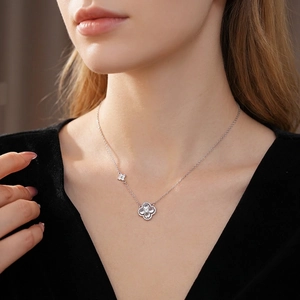 Collier trèfle argenté avec pendentif en zircone cubique porté sur un mannequin femme