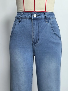 Vue détaillée du tissu denim bleu clair et de la coupe taille haute du pantalon court