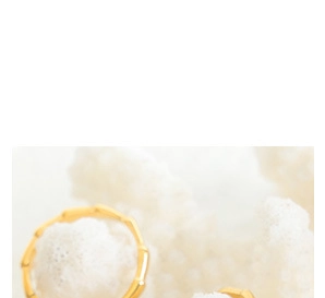 Dettaglio macro dell'anello in acciaio inossidabile placcato oro 18k con trama in bambù
