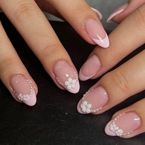 Unghie Finte French Tip Rosa Forma Mandorla Con Decorazione Fiori Bianchi 3D E Künstliche Perle Unghie Eleganti E Dolci Per Donne
