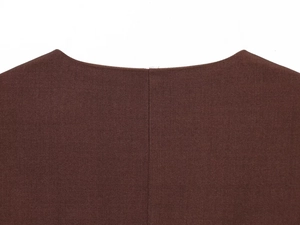 Détail du col d'une robe marron à double boutonnage et texture fine de tissu sergé