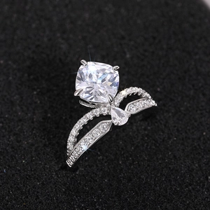 Macro-opname van kussengeslepen diamant met peervormig accent op zilveren kroonring
