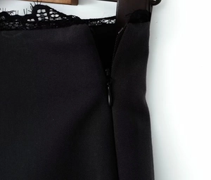 Détail de fermeture éclair invisible et bordure en dentelle noire sur une jupe