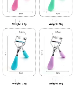 Detail of colorful portable eyelash curlers in four colors with dimensions 11x9cm