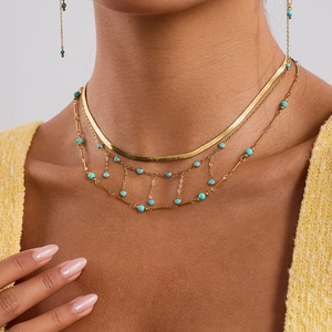 Collier multicouche en acier titane doré avec chaîne serpent et perles de turquoise