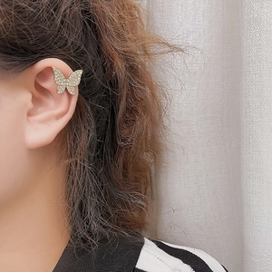 Magnifique manchette d'oreille papillon dorée avec cristaux portée par un mannequin