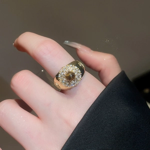 Vintage-Goldring mit braunem Tigerauge-Edelstein, umgeben von doppelreihigen Kristallen
