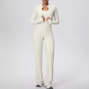 Détail de l'ensemble de yoga 3 pièces crème avec veste zippée, débardeur et pantalon large