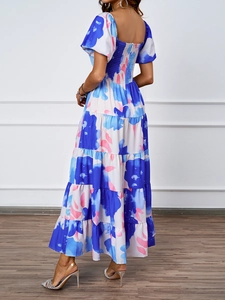 Dettaglio del maxi vestito a fiori con la vita elasticizzata a punto smock sulla schiena