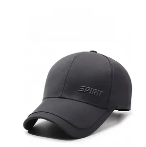 Détail de la broderie SPIRIT sur le côté d'une casquette de baseball en coton sergé