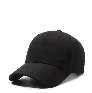 Détail d'une casquette de baseball noire en coton avec broderie latérale du logo AL noir