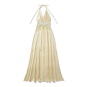 Detailansicht aus Champagner-Satin mit feiner Spitze am Neckholder-Kleid