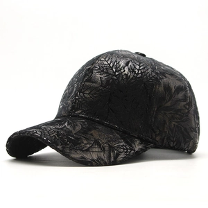 Casquette de baseball noire pour femme avec imprimé feuilles argentées et visière courbée
