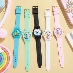 Vista piatta di orologi colorati con dinosauri e cinturini in silicone in cinque tonalità