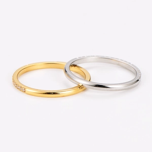Detalle de anillos finos minimalistas dorados y plateados con pavé de piedras circón