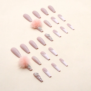 Faux ongles ballerine rose guimauve avec pompons doux et strass en forme de cœur
