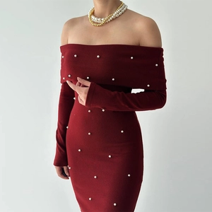 Robe en tricot rouge à épaules dénudées avec ornements en perles et coupe ajustée