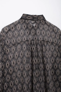 Detailansicht der Rückseite der Chiffonbluse mit Paisleymuster und Faltenpasse