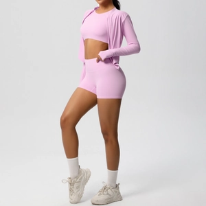 Dettaglio del set fitness rosa 3 pezzi con giacca, reggiseno sportivo e pantaloncini