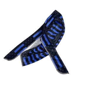 Detail der Piratenmütze aus Seidensatin mit blau-schwarzen Streifen und Sternenmuster