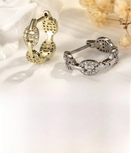 Détail des boucles d'oreilles nez de porc de 12mm en argent et or café avec zircon pavé