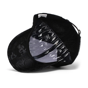 Dettaglio del cappellino nero da baseball con texture interna e etichetta di lavaggio