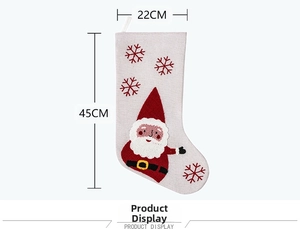 Détail de la chaussette de Noël en toile avec Père Noël tricoté et flocons de neige