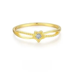 Dettaglio di un anello a stella in argento 925 con una brillante pietra di zircone