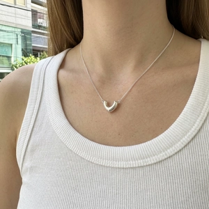 Minimalist 925 sterling silver V-shape necklace with polished pendant for daily wear
