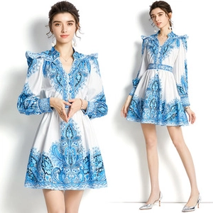 Details zum bedruckten Minikleid mit V-Ausschnitt, Laternenärmeln und Paisleymuster