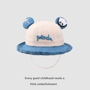 Dettaglio cappello a secchiello per neonati con ricamo panda e orecchie 3D blu in cotone