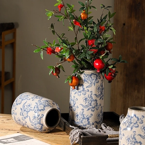 Vintage Chinesische blau-weiße Keramikblumenvase mit klassischen floralen Rankenmustern