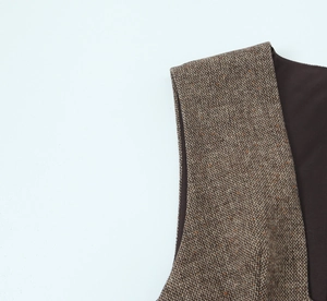 Dettaglio della cucitura della spalla e della trama del tessuto in lana tweed marrone